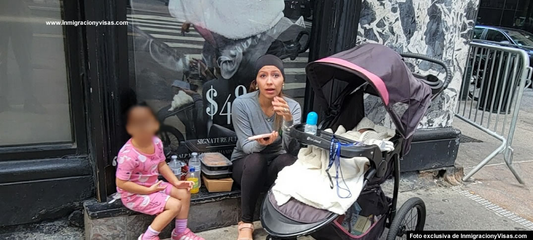 Foto exclusiva de InmigracionyVisas.com : Familia inmigrante esperando en la calle por un lugar en el Hotel Roosevelt de Nueva York Foto exclusiva de InmigracionyVisas.com : Familia inmigrante esperando en la calle por un lugar en el Hotel Roosevelt de Nueva York