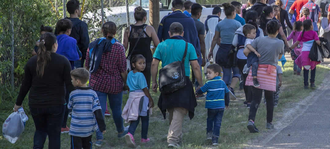 Solicitantes de asilo permanecen varados en la frontera