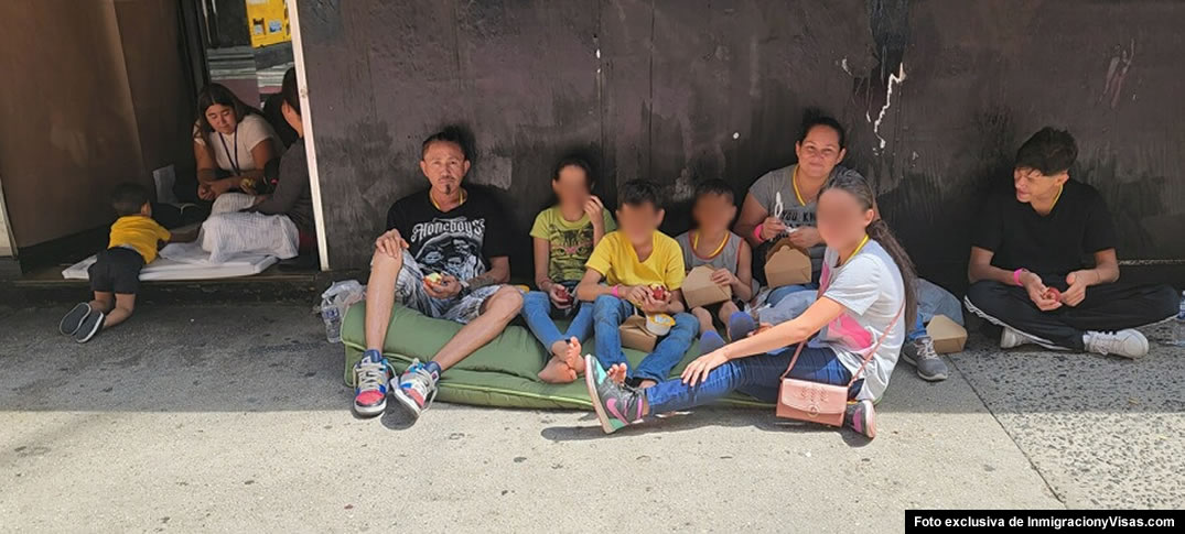 Foto exclusiva de InmigracionyVisas.com : Familias inmigrantes esperando en la calle por un lugar en el Hotel Roosevelt de Nueva York Foto exclusiva de InmigracionyVisas.com : Familias inmigrantes esperando en la calle por un lugar en el Hotel Roosevelt de Nueva York
