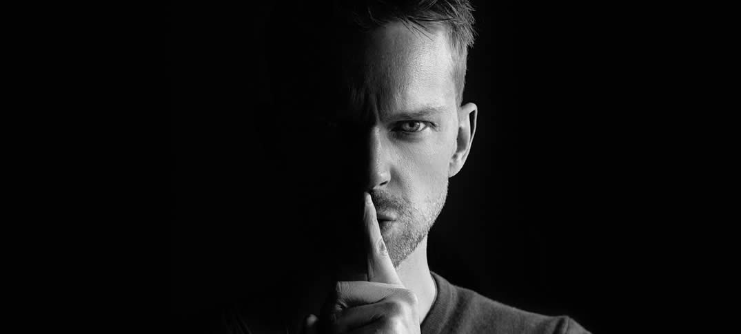 Un inmigrante se entera de grandes secretos